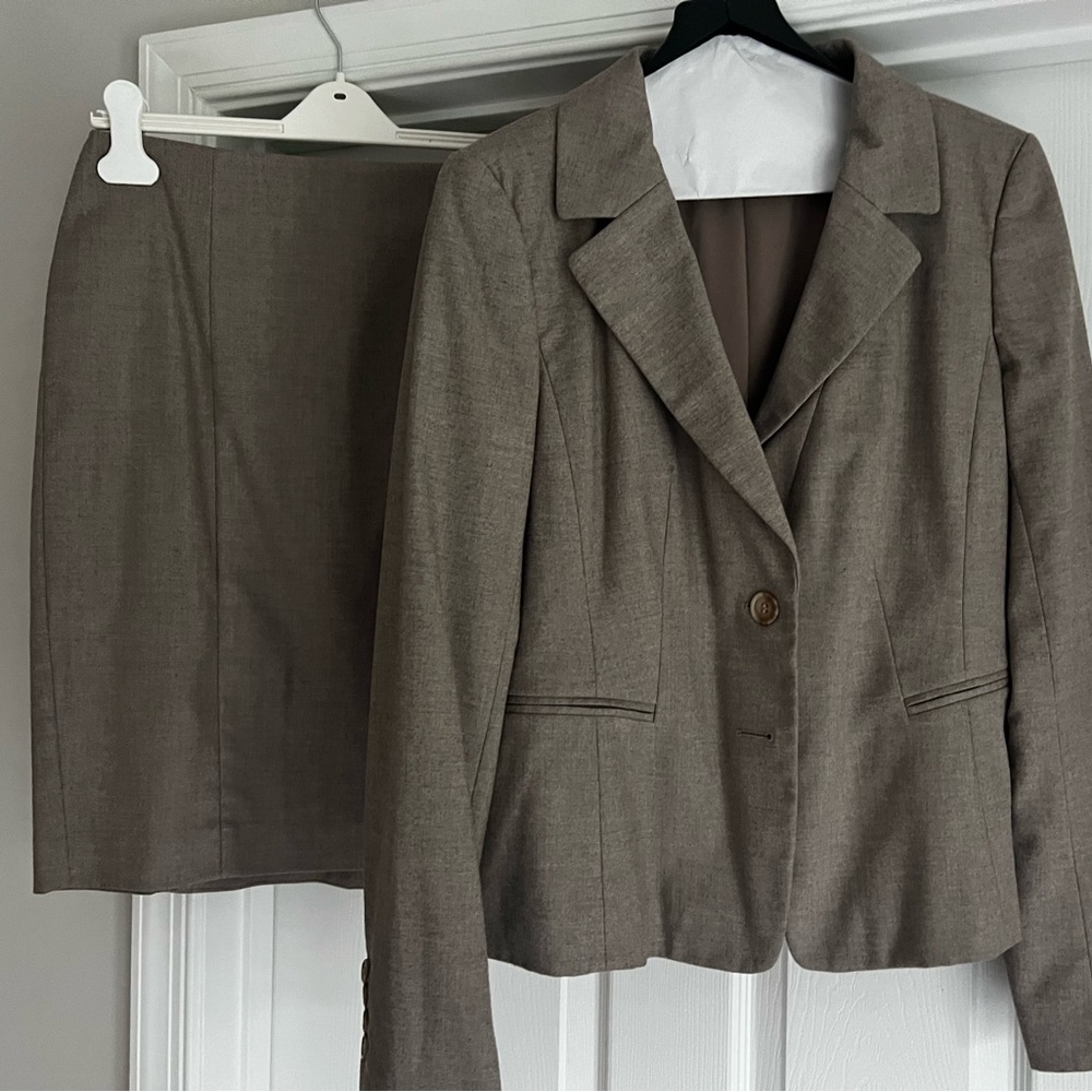 Ann Taylor brown women’s skirt suit - size 6
